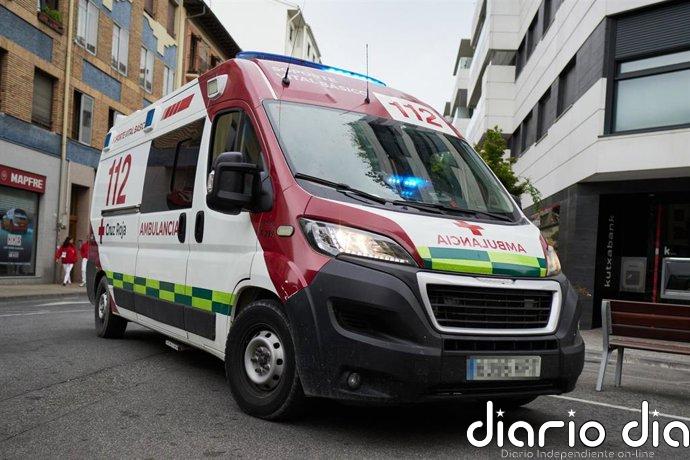 Trasladado un motorista de 54 años al hospital HUN con varias contusiones tras chocar con un coche