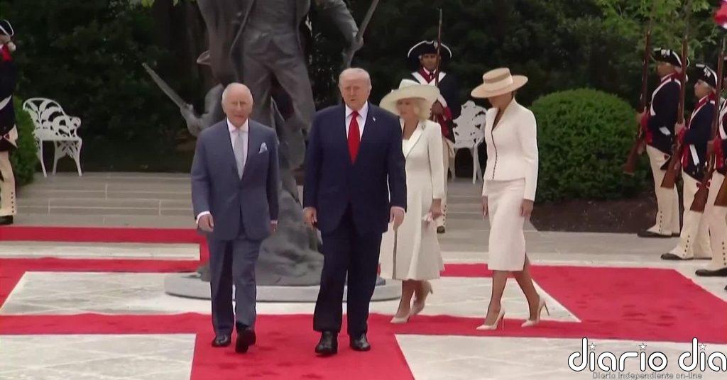 Trump y el rey Carlos de Inglaterra recorren juntos la alfombra roja hasta el Despacho Oval en Washington