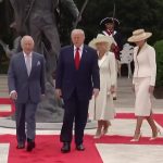Trump y el rey Carlos de Inglaterra recorren juntos la alfombra roja hasta el Despacho Oval en Washington