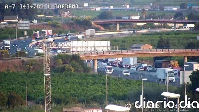Un accidente complica la circulación en la A-7, en Torrent