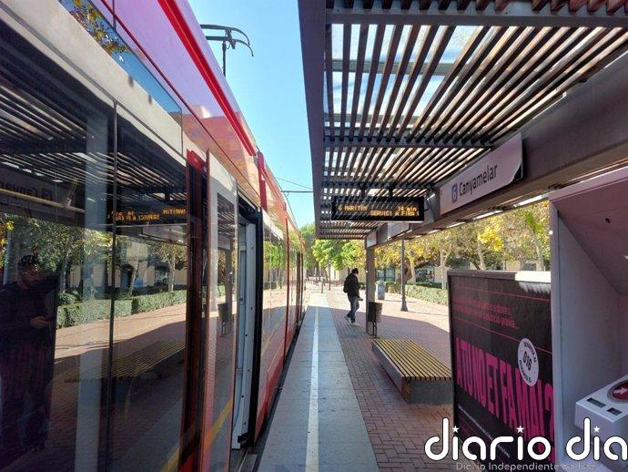 Un camión se engancha con una catenaria y obliga a cortar la L6 al completo y parte de la L4 de Metrovalencia