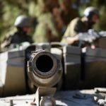 Un carro de combate israelí embiste en hasta dos ocasiones a vehículos de los 'cascos azules' en Líbano