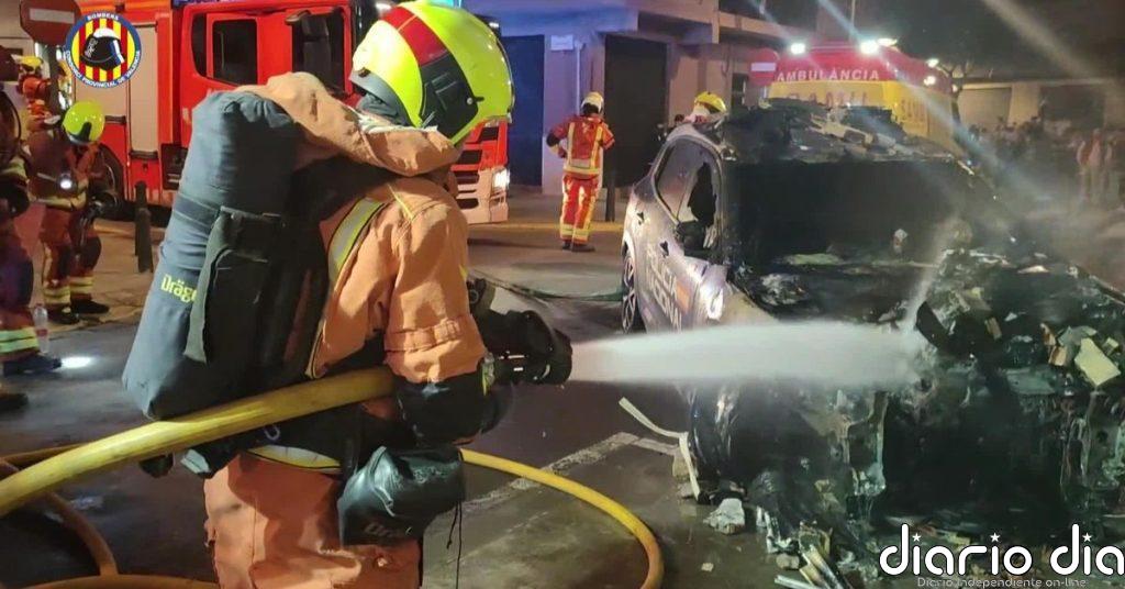 Un coche de Policía choca contra una casa en la localidad valenciana de Alaquàs y causa un incendio en la planta baja