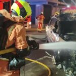 Un coche de Policía choca contra una casa en la localidad valenciana de Alaquàs y causa un incendio en la planta baja