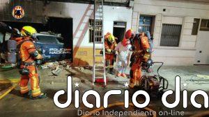 Un coche de Policía Nacional choca contra una casa en Alaquàs y provoca un incendio en la planta baja