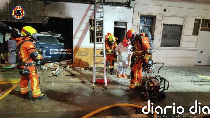 Un coche de Policía Nacional choca contra una casa en Alaquàs y provoca un incendio en la planta baja