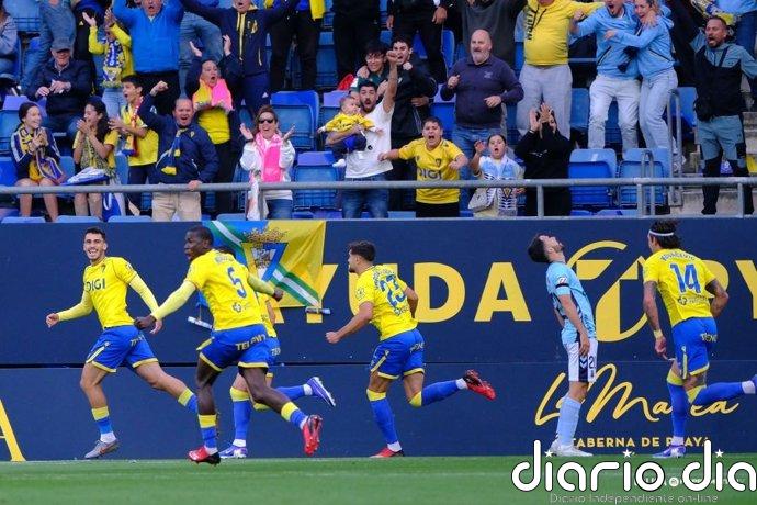 Un doblete de Kirian mete a Las Palmas en 'Playoff' y hunde al Cádiz