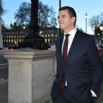 Un ex alto funcionario critica a Starmer por seguir con el nombramiento de Mandelson pese al riesgo reputacional