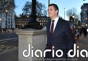 Un ex alto funcionario critica a Starmer por seguir con el nombramiento de Mandelson pese al riesgo reputacional