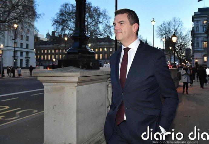 Un ex alto funcionario critica a Starmer por seguir con el nombramiento de Mandelson pese al riesgo reputacional