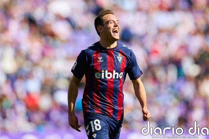 Un 'hat-trick' de Jon Bautista pone al Eibar en 'playoffs' de ascenso