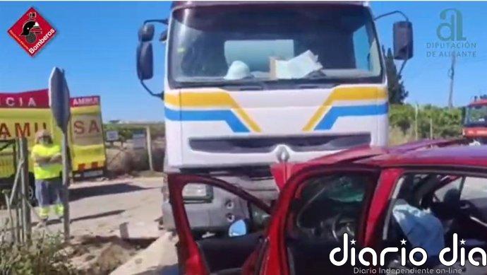 Un herido en un choque entre un turismo y un camión hormigonera en la CV-940, en Los Monasterios