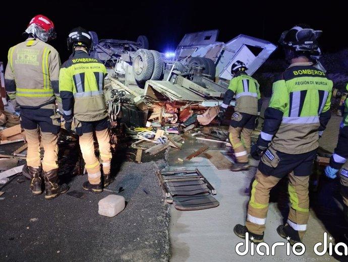 Un hombre queda inconsciente tras sufrir un accidente con una autocaravana en la A-33, en Abarán