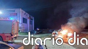 Un incendio afecta a dos vehículos en una zona industrial de Arnuero
