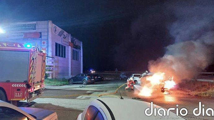 Un incendio afecta a dos vehículos en una zona industrial de Arnuero