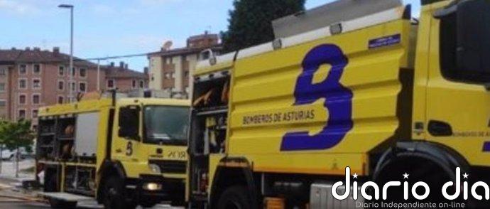 Un incendio en Blimea calcina una habitación y afecta al resto de la casa