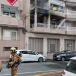 Un incendio obliga a desalojar un edificio de cinco alturas en Torrevieja