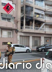 Un incendio obliga a desalojar un edificio de cinco alturas en Torrevieja