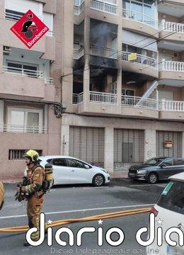 Un incendio obliga a desalojar un edificio de cinco alturas en Torrevieja