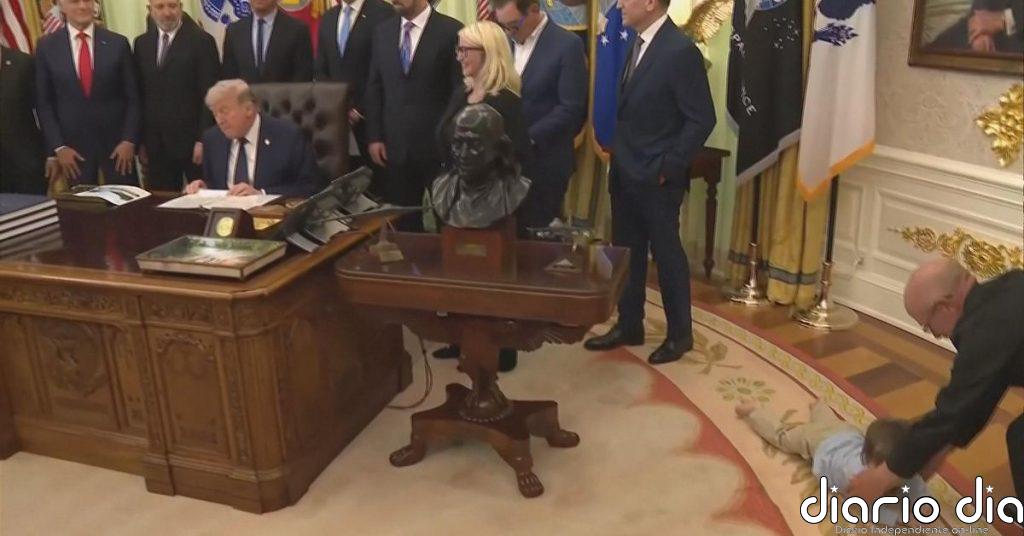 Un niño de 2 años protagoniza un inusual momento en el Despacho Oval