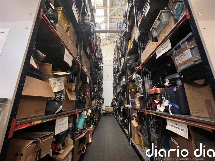 Un televisor, un respirador o un piano de viento, olvidos que llegan a la Oficina de Objetos Perdidos de Madrid