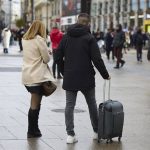 Un total de 2,3 millones de residentes nacidos fuera de España llegó al país en 2023 y 2024