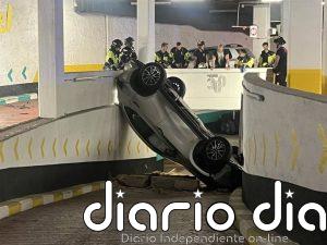 Un vehículo pierde el control y se precipita a la planta inferior del parking de Olavide