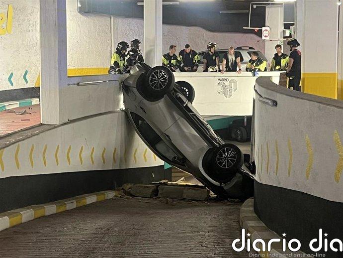 Un vehículo pierde el control y se precipita a la planta inferior del parking de Olavide