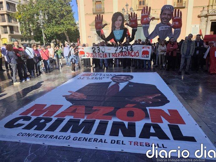 Una concentración pide de nuevo prisión para Mazón: "Es indignante que alguien que se ríe de todo el mundo siga aforado"
