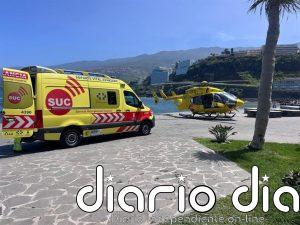 Una mujer en estado crítico tras ser rescatada del mar con síntomas de ahogamiento en Puerto de la Cruz (Tenerife)