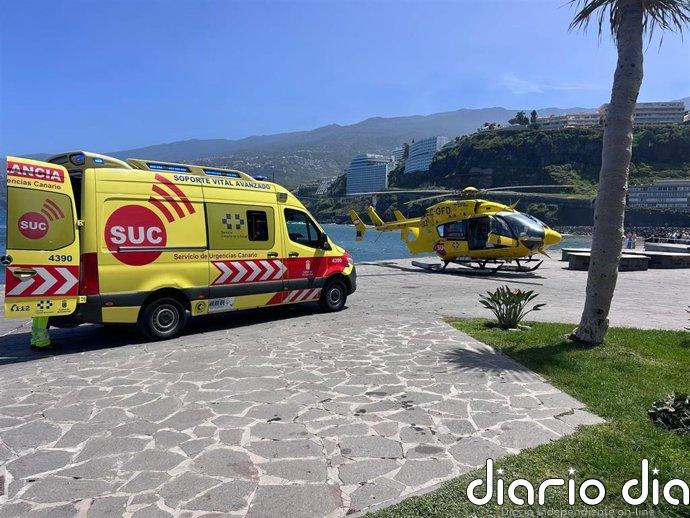 Una mujer en estado crítico tras ser rescatada del mar con síntomas de ahogamiento en Puerto de la Cruz (Tenerife)