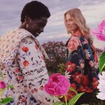 Una parka con mangas abullonadas y estampado floral es todo lo que necesitas para vivir -y sentir- la primavera