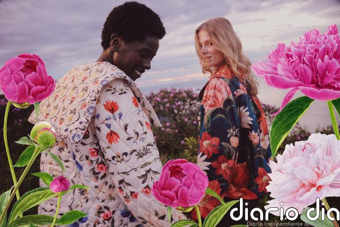 Una parka con mangas abullonadas y estampado floral es todo lo que necesitas para vivir -y sentir- la primavera