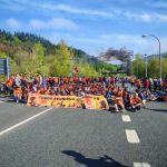 Una protesta de trabajadores de Tubos Reunidos corta al tráfico durante 20 minutos la A-625 a la altura de Amurrio