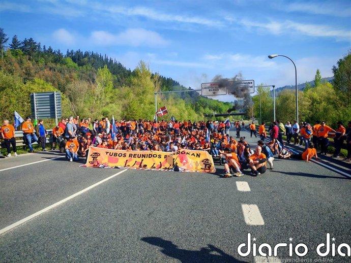 Una protesta de trabajadores de Tubos Reunidos corta al tráfico durante 20 minutos la A-625 a la altura de Amurrio