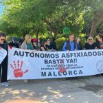 Una veintena de autónomos salen a las calles de Palma para exigir mejores condiciones: "¿De dónde sacamos tanto dinero?"