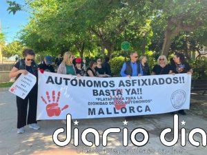 Una veintena de autónomos salen a las calles de Palma para exigir mejores condiciones: "¿De dónde sacamos tanto dinero?"