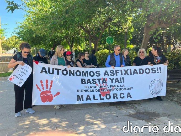 Una veintena de autónomos salen a las calles de Palma para exigir mejores condiciones: "¿De dónde sacamos tanto dinero?"