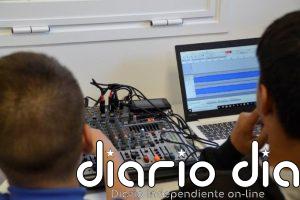 Unos 100 centros educativos públicos reciben equipos técnicos para poner en marcha sus emisoras de radio escolar