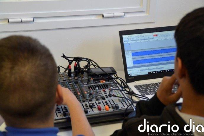 Unos 100 centros educativos públicos reciben equipos técnicos para poner en marcha sus emisoras de radio escolar