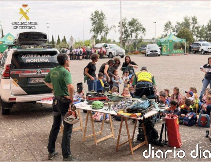 Unos 700 escolares participan en una exposición de medios en la Comandancia de la Guardia Civil en Cáceres