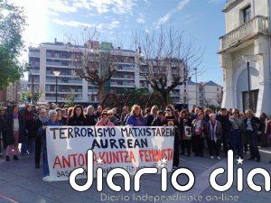 Vecinos de Basauri se concentran contra el homicidio de una mujer en el municipio y exigen compromiso a instituciones
