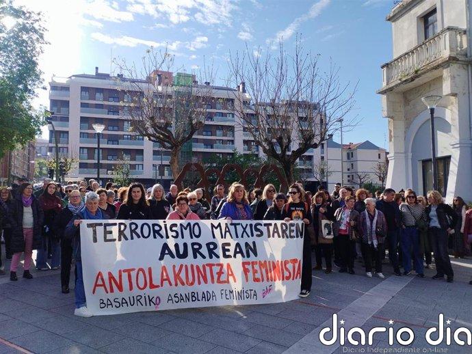 Vecinos de Basauri se concentran contra el homicidio de una mujer en el municipio y exigen compromiso a instituciones
