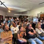 Vecinos de Estellencs asisten a una asamblea para debatir sobre el plan general de urbanismo