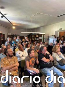 Vecinos de Estellencs asisten a una asamblea para debatir sobre el plan general de urbanismo