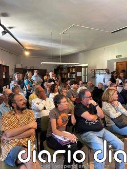 Vecinos de Estellencs asisten a una asamblea para debatir sobre el plan general de urbanismo