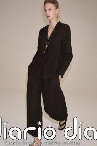 Vestidos fluidos, trajes ligeros y faldas con movimiento: el 'uniforme' perfecto para el buen tiempo