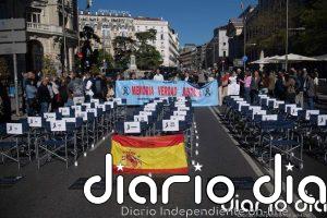 Víctimas de Adamuz homenajean a los fallecidos ante el Congreso para pedir "memoria, justicia y verdad"