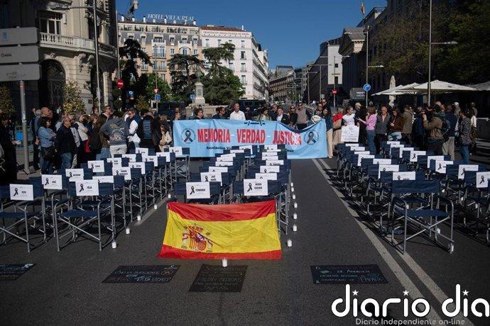 Víctimas de Adamuz homenajean a los fallecidos ante el Congreso para pedir "memoria, justicia y verdad"