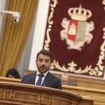 Vox pide combatir turismo sanitario, PP habla de sanidad "al límite" y PSOE defiende el decreto de universalidad